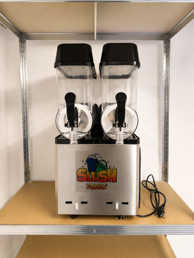Zweifach-Slush-Eismaschine mit transparenten Behältern auf einem Regal.